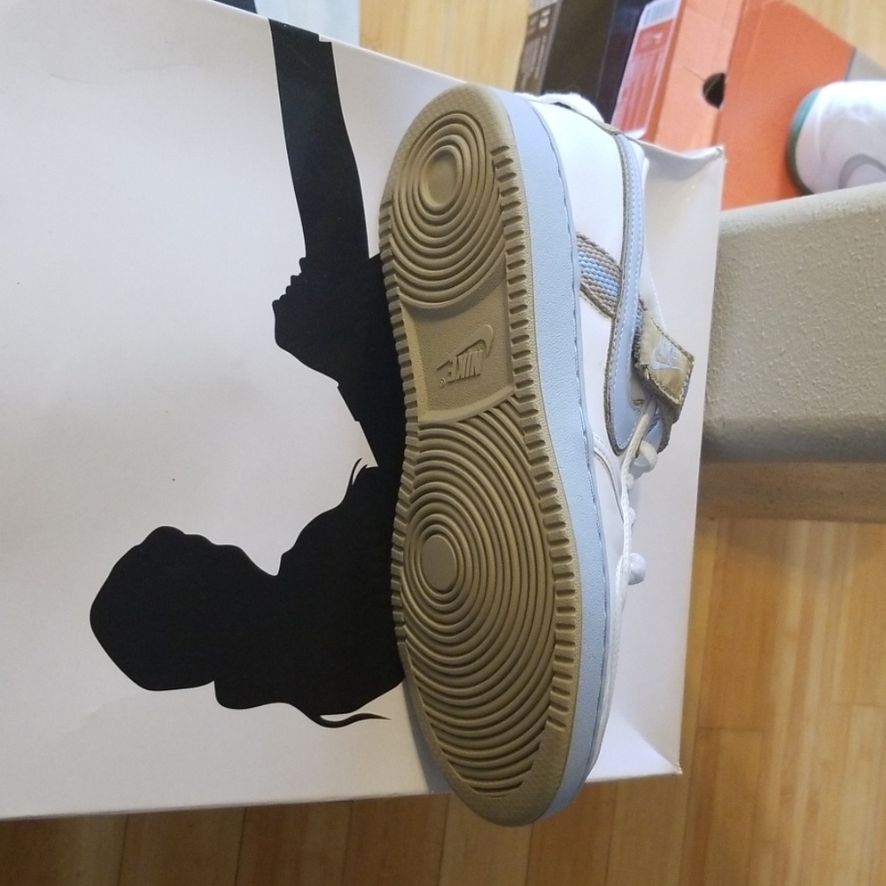 NIKE - Picture 2 of 3